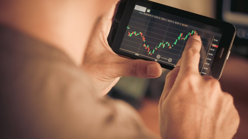 What are the benefits of mobile trading with MT5?
