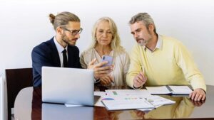 Exploring the Role of Brokers: How to Choose the Right Partner for Investment Success