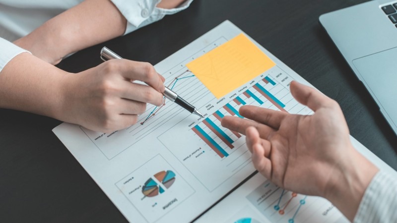 A trader analysing a company's EBITA - ultima markets