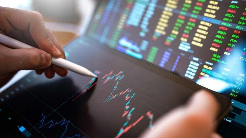 A trader analysing different VIX levels - ultima markets