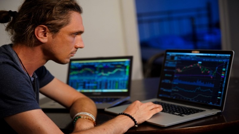 A trader managing their capital on a trading platform - ultima markets